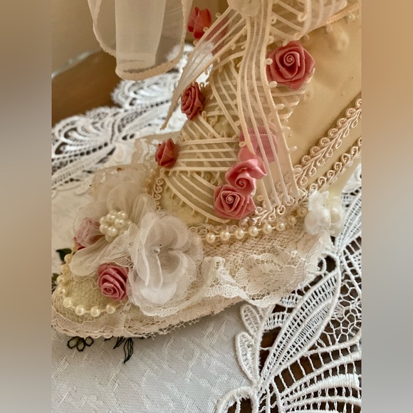 DARLING VICTORIAN BOOT DECOR PIECE. RIBBONS, LACE, PINK ROSES & FRINGE. SWEET💞 - Picture 4 of 10